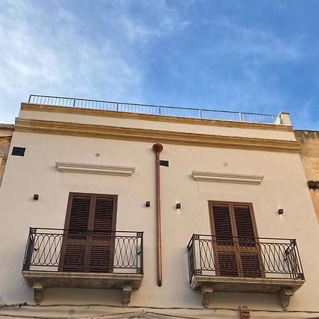 Casa Vacanze Al Trenta3 Marsala Bagian luar foto